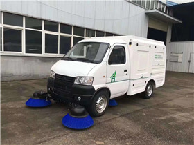 純電動(dòng)四輪掃地車(chē)