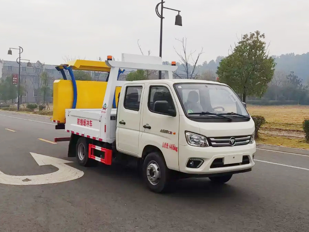 藍(lán)牌福田雙排防撞緩沖車(chē)