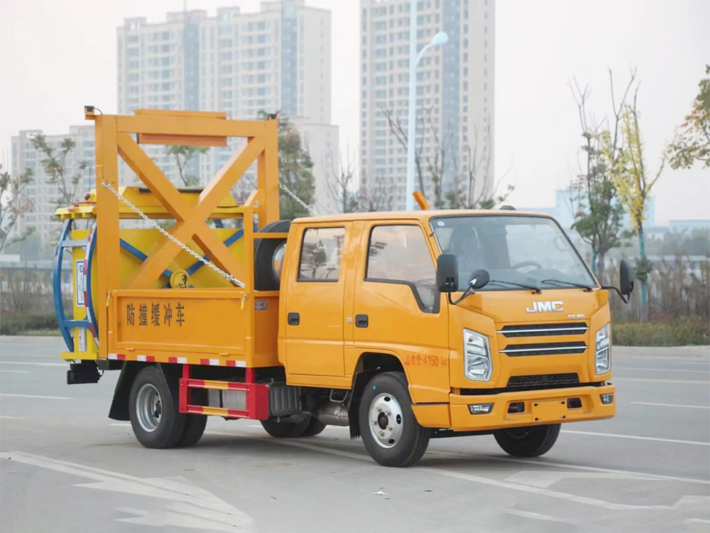 江鈴順達(dá)雙排座防撞緩沖車(chē)